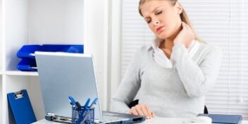 Nackenschmerzen im Büro sind eine schmerzhafte Angelegenheit