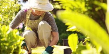 nutzgarten_353 Frau arbeitet kniend im Garten