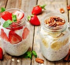 Zwei Gläser mit Overnight Oats
