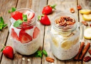 Zwei Gläser mit Overnight Oats