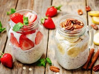 Zwei Gläser mit Overnight Oats