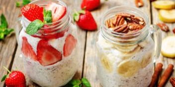 Zwei Gläser mit Overnight Oats