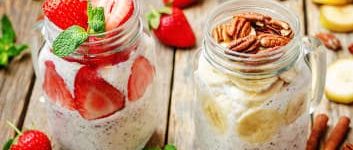 Zwei Gläser mit Overnight Oats