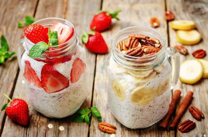 Zwei Gläser mit Overnight Oats