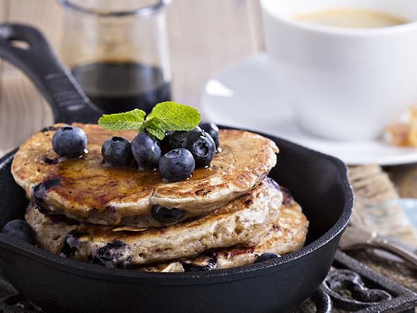 Bananen-Pancakes mit Blaubeeren-Topping