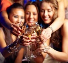 Frauen stoßen mit Sekt an