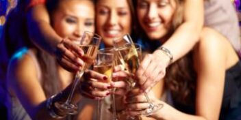 party-alkohol Frauen stoßen mit Sekt an
