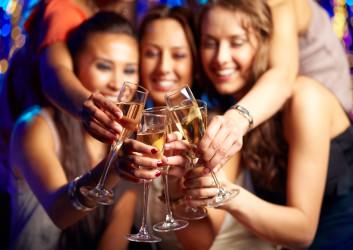 Frauen stoßen mit Sekt an