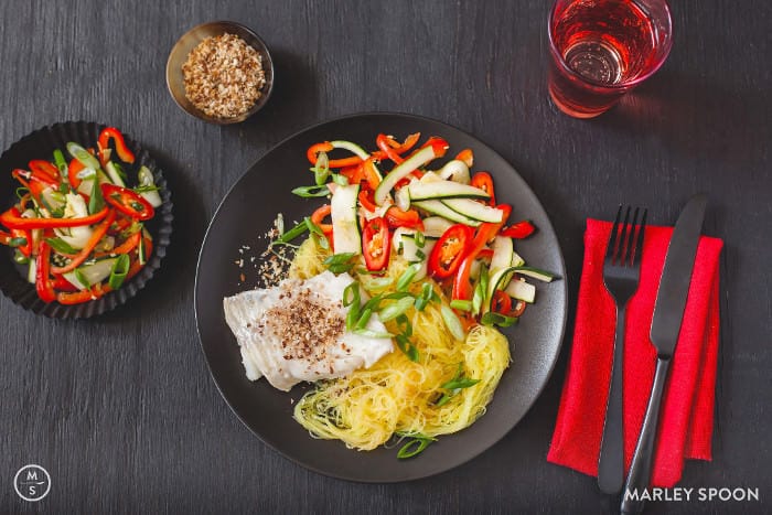 Pochierter Kokos-Kabeljau mit Kurkuma-Glasnudeln und Rohkostsalat