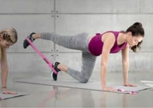 Sportlerin beim Training mit den Powerbands