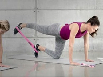 Sportlerin beim Training mit den Powerbands