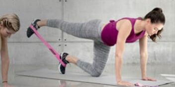 Sportlerin beim Training mit den Powerbands