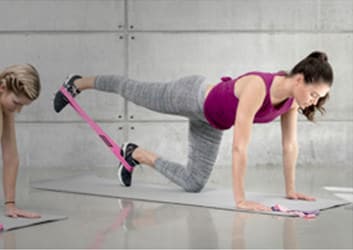 Sportlerin beim Training mit den Powerbands