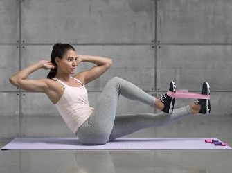 Sportlerin beim Powerbands Training