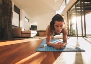 Frau beim GYMONDO Training zuhause.