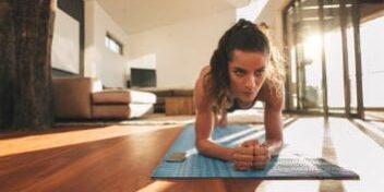 Frau beim GYMONDO Training zuhause.