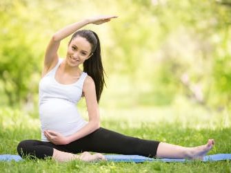 Schwangere Frau macht BEckenvoden Training