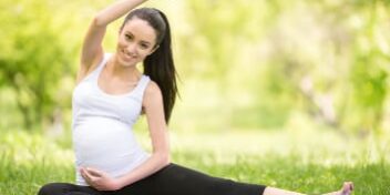 schwangerschaft beckenboden training Schwangere Frau macht BEckenvoden Training