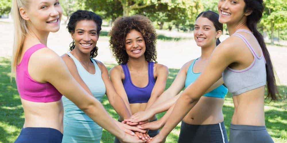 Übungen für jeden Figurtyp Verschiedene Frauen zusammen bei Training machen Übungen für jeden Figurtyp