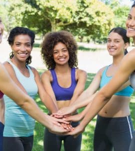 Verschiedene Frauen zusammen bei Training machen Übungen für jeden Figurtyp