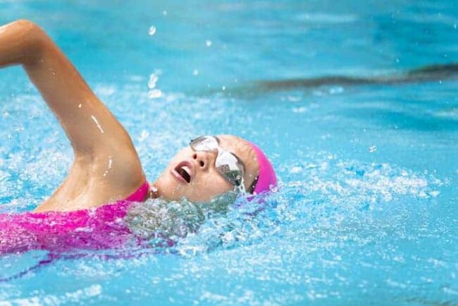 Sport gegen Rückenschmerzen Frau schwimmt für einen gesunden Rücken