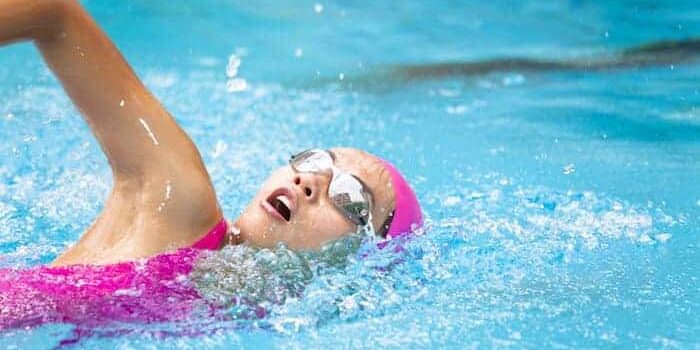 Sport gegen Rückenschmerzen Frau schwimmt für einen gesunden Rücken