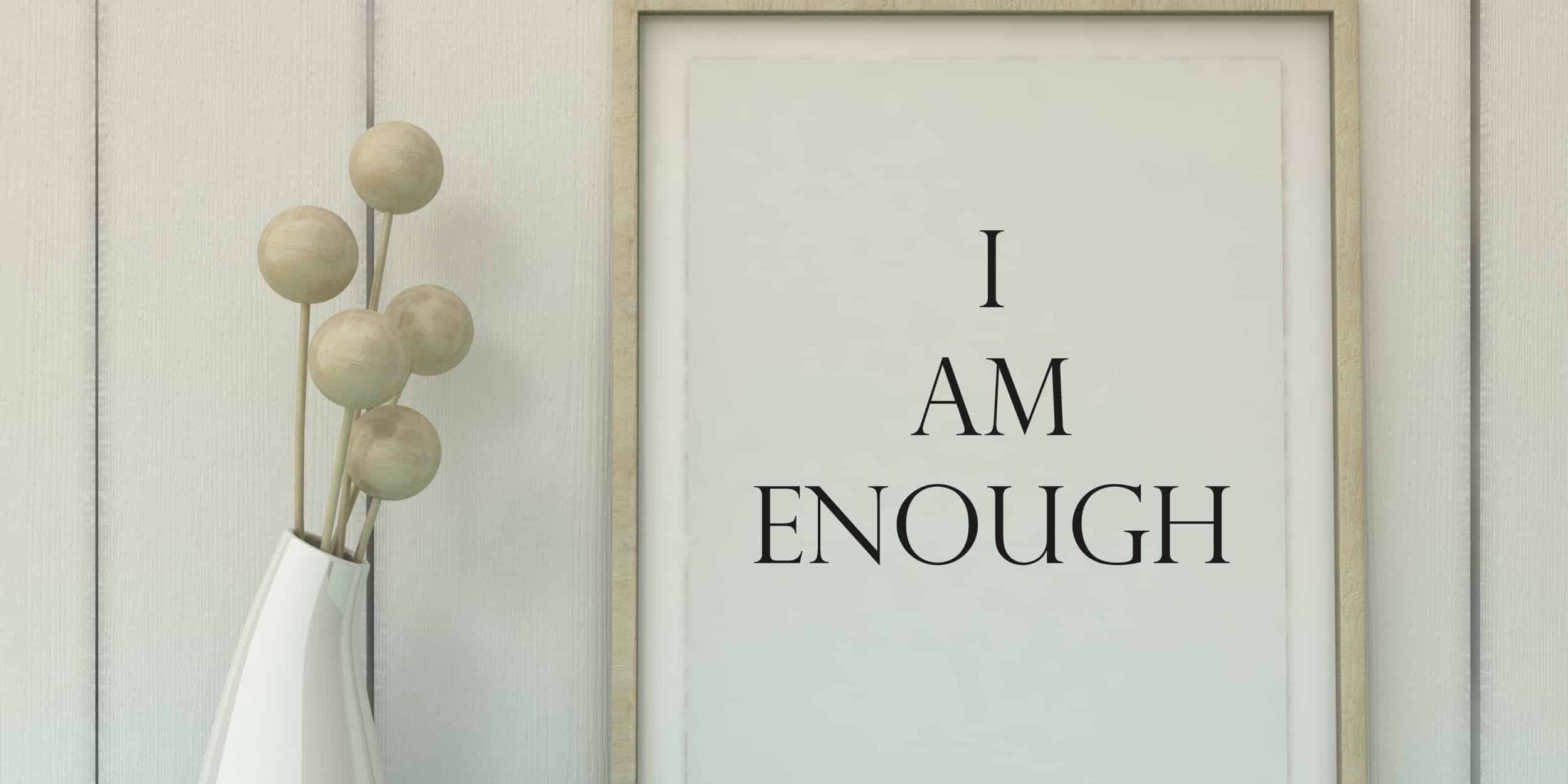 I am enough Weißes Bild mit hellem Rahmen darin steht der Schriftzug I AM ENOUGH