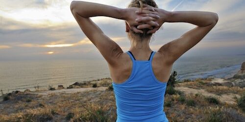 Frau mit straffen Oberarmen von hinten