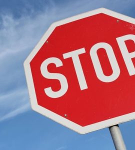 rotes stop schild vor freiem himmel