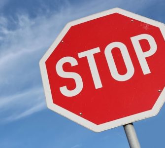 rotes stop schild vor freiem himmel