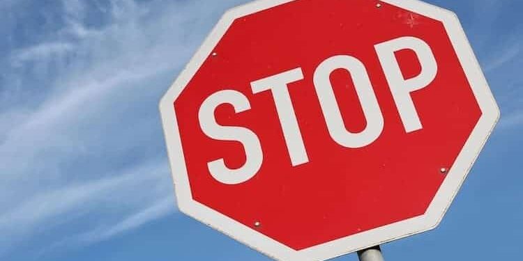 stop schild rotes stop schild vor freiem himmel