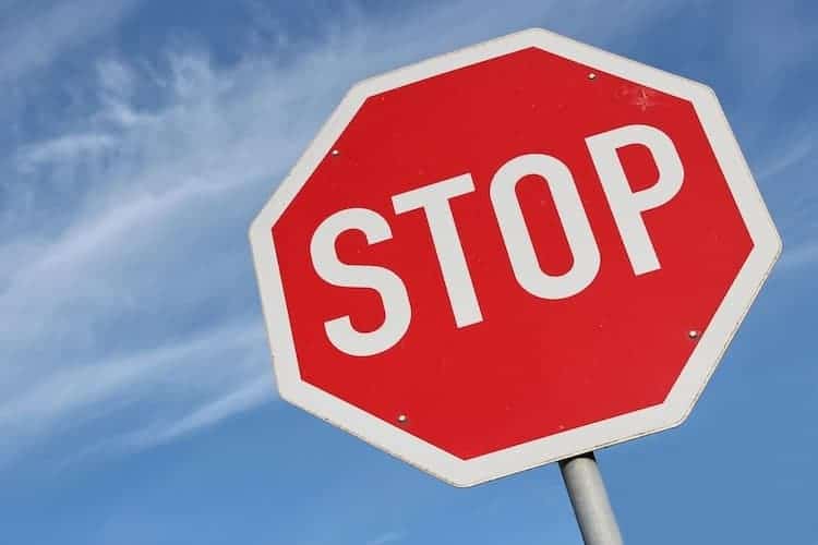 rotes stop schild vor freiem himmel
