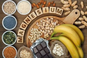Tisch voller Lebensmittel mit ausreichend Magnesium