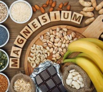 Tisch voller Lebensmittel mit ausreichend Magnesium