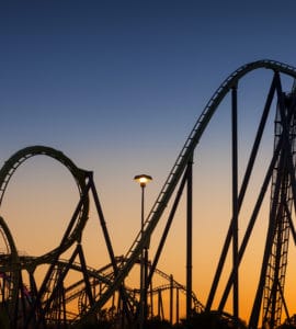 Eine Achterbahn vor einem Sonnenuntergang