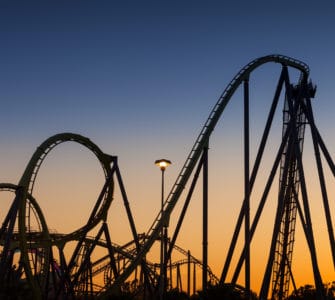 Eine Achterbahn vor einem Sonnenuntergang
