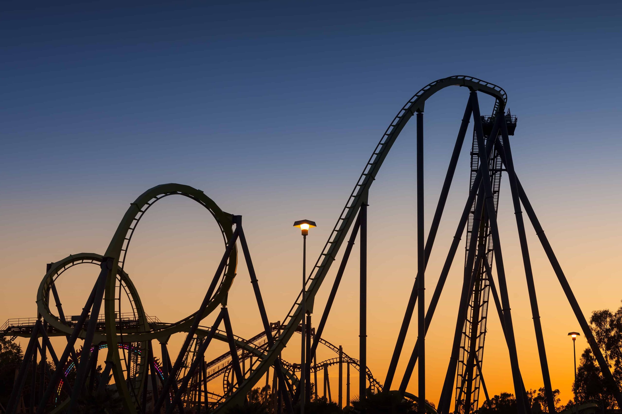 Eine Achterbahn vor einem Sonnenuntergang