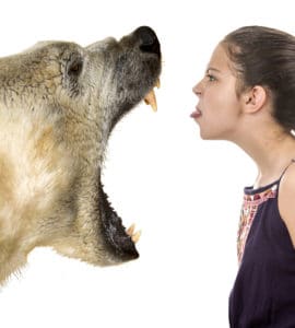 Junge Frau steht mutig brüllendem Eisbär gegenüber!