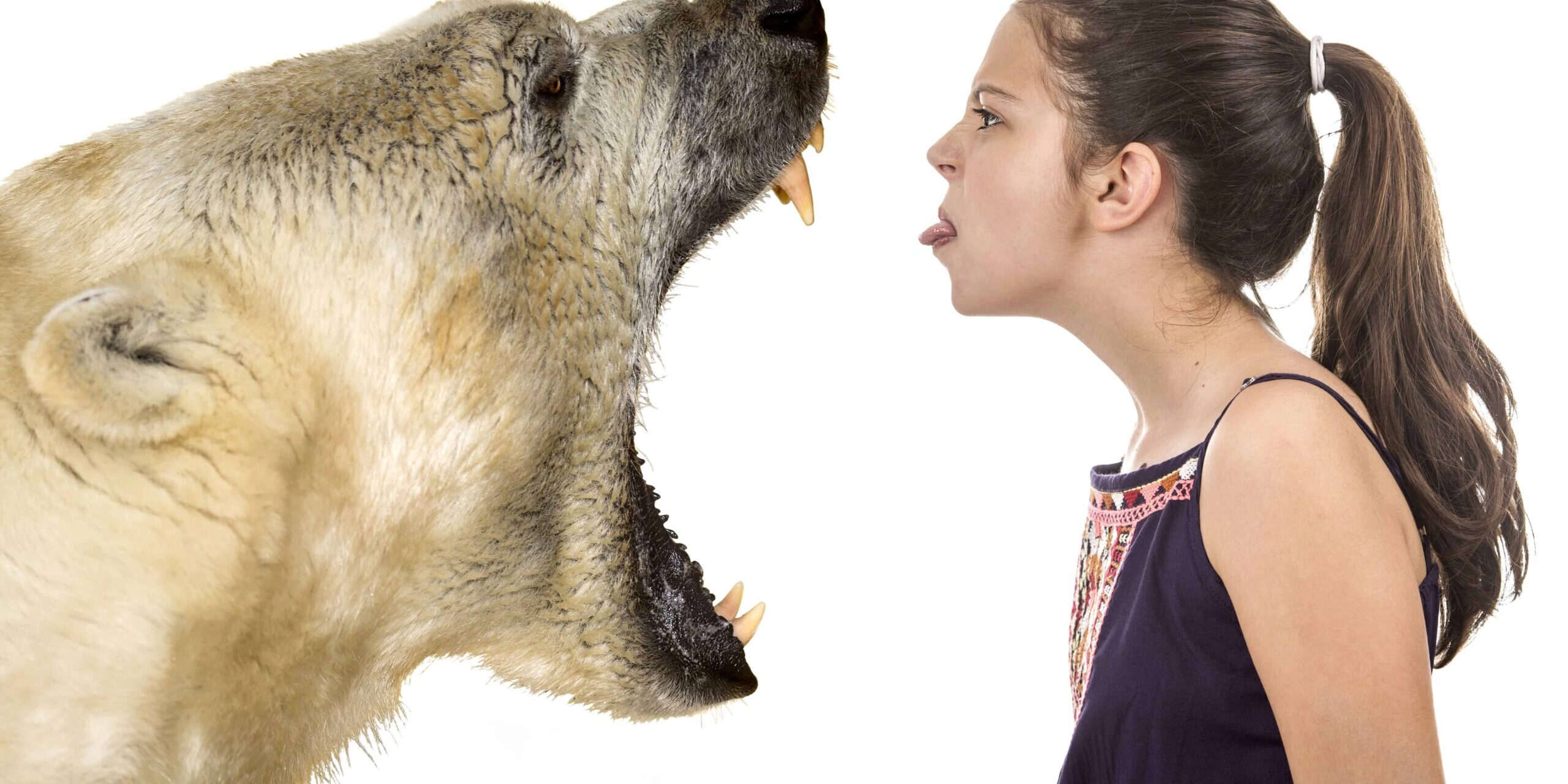 Mut Junge Frau steht mutig brüllendem Eisbär gegenüber!