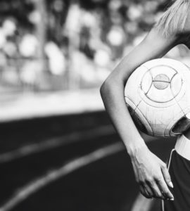 Fußball WM 2018 trainierte Frau mit Fußball unter dem Arm