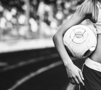 Fußball WM 2018 trainierte Frau mit Fußball unter dem Arm