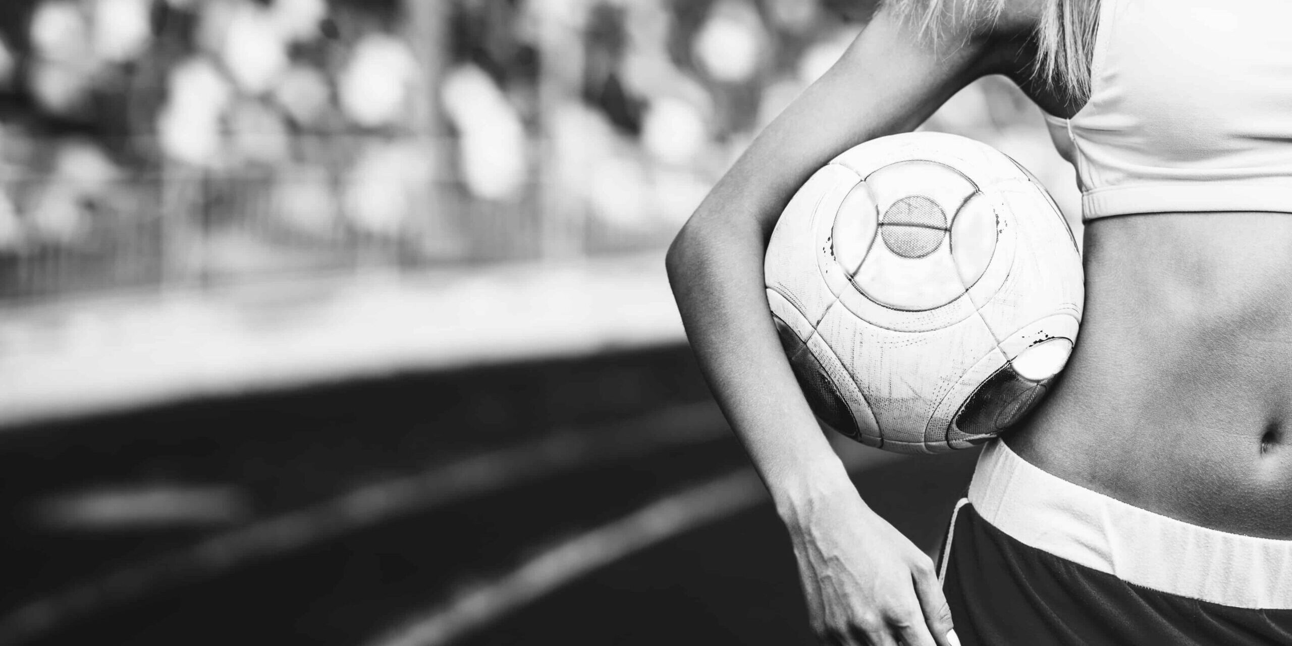 shutterstock_514819816 Fußball WM 2018 trainierte Frau mit Fußball unter dem Arm