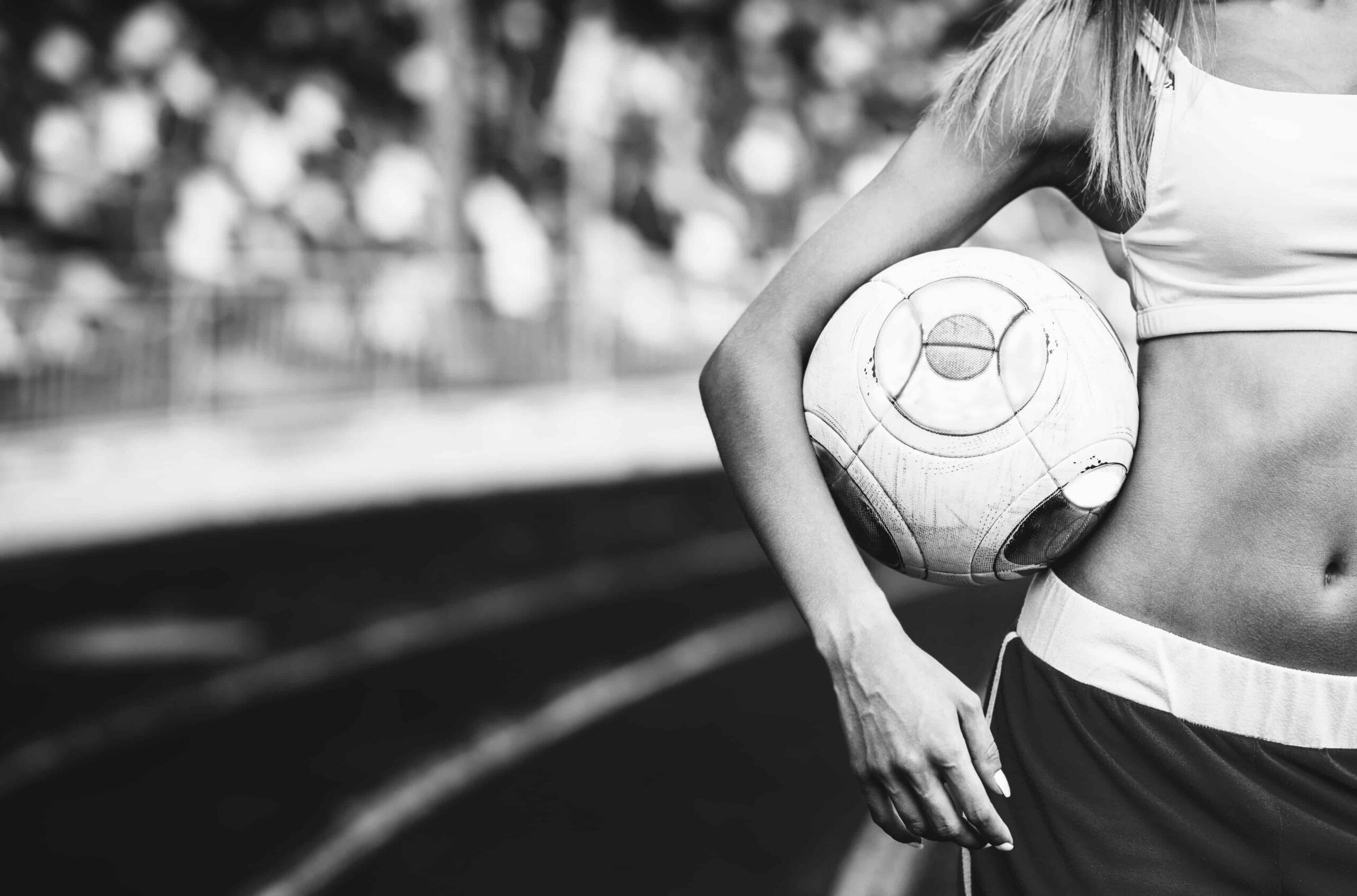 Fußball WM 2018 trainierte Frau mit Fußball unter dem Arm