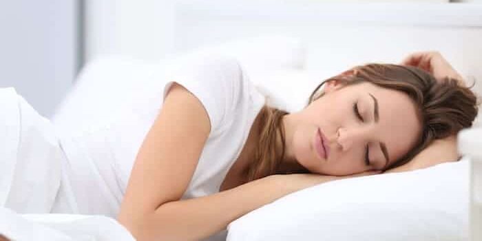 shutterstock_557079172 Frau schläft tief und fest