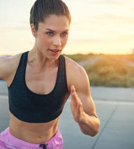 Junge Frau hochkonzentriert beim Training