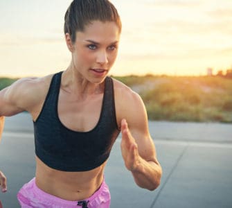 Junge Frau hochkonzentriert beim Training