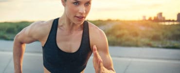 Junge Frau hochkonzentriert beim Training