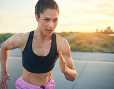 Junge Frau hochkonzentriert beim Training