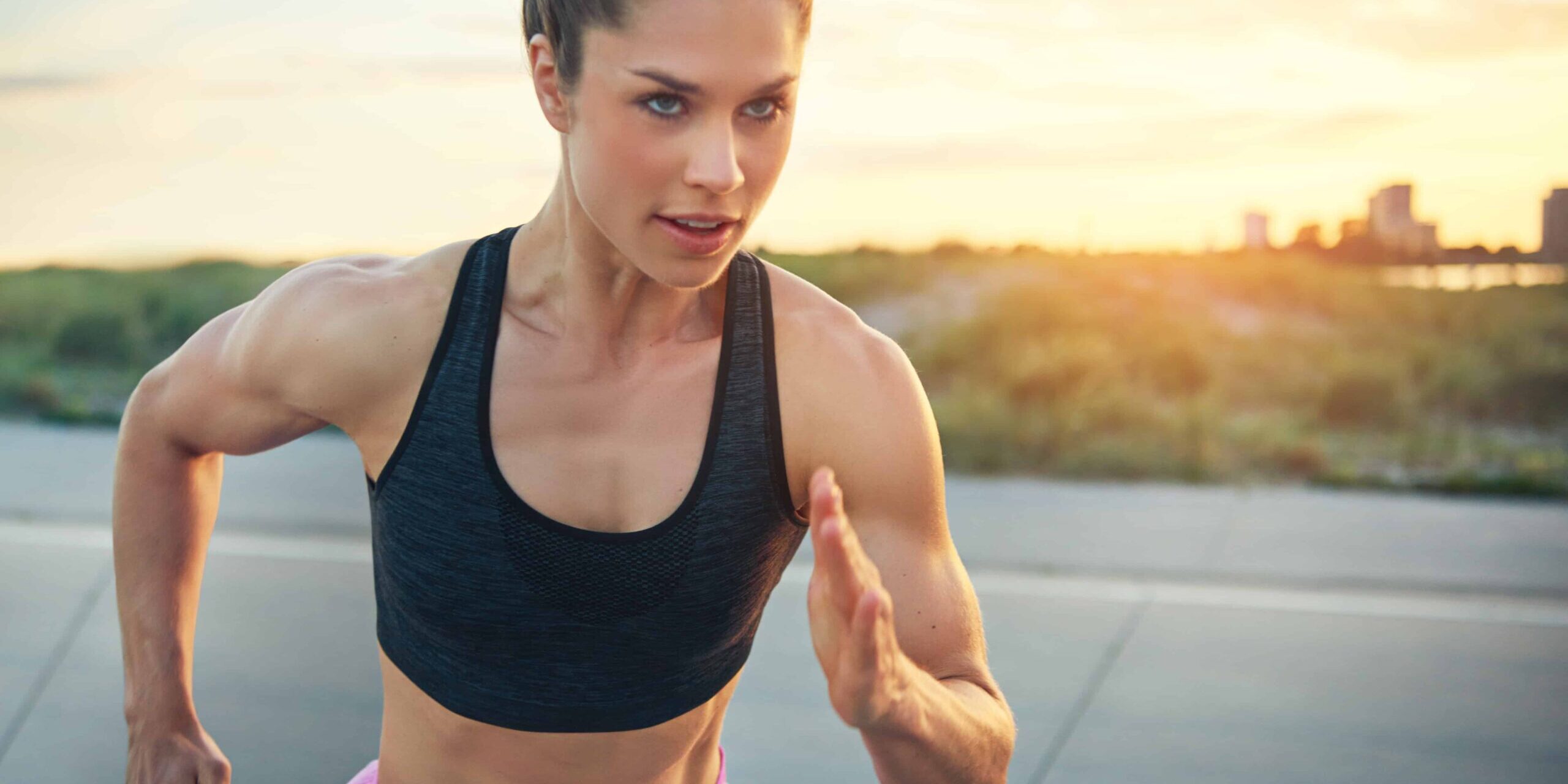 shutterstock_569075995 Junge Frau hochkonzentriert beim Training
