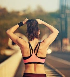 Frau von hinten mit trainiertem Rücken im sportlichen Outfit